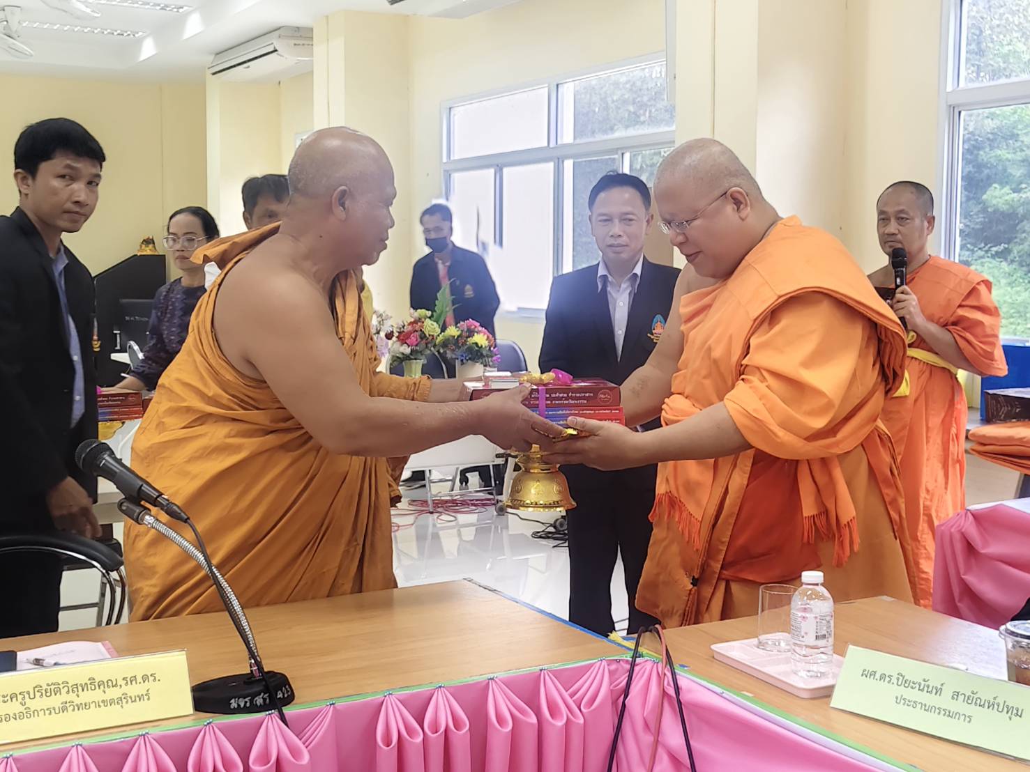 รองอธิการบดีวิทยาเขตสุรินทร์ มอบของที่ระลึกให้กับ ผู้ช่วยอธิการบดีฝ่ายประกันคุณภาพ มจร